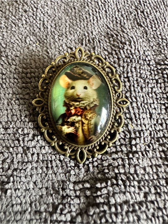 Mouse Jewelry - Vintage-Style Brass mouse Brooch Pin in Green and Gold
